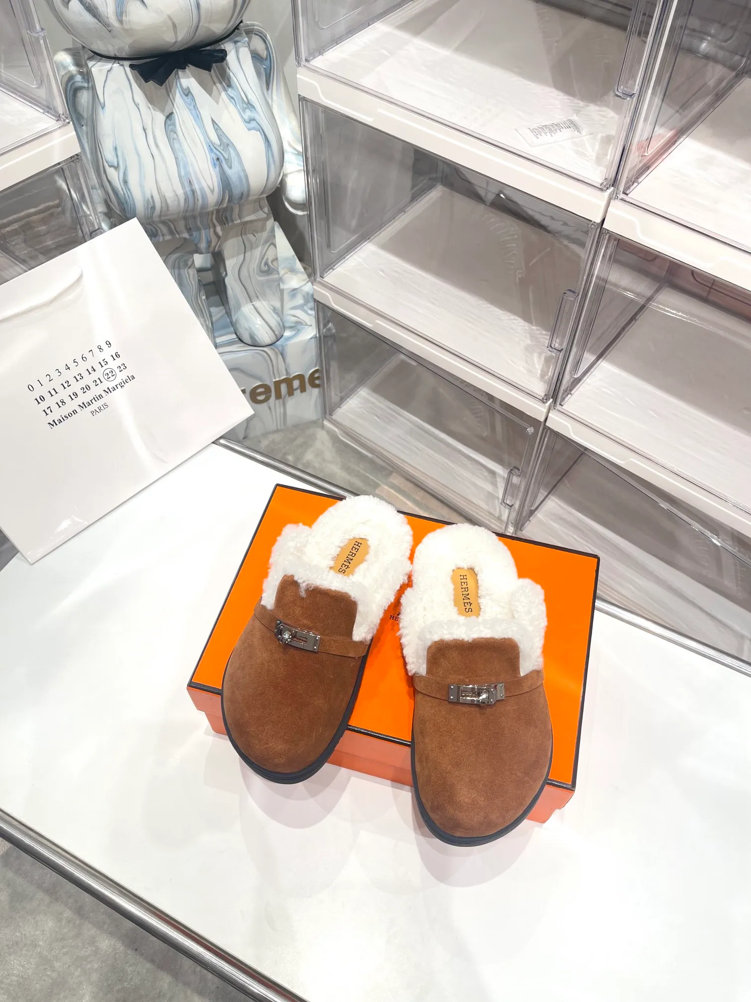 【HERMESG】Furry mop P: 580💰 ●Number of sizes: Men 39-44 (45 custom-made) Women 35-40 (41.42 custom-made) HERMES Hermès cute half-movers.  Classic family language design! It looks good no matter how you match it! Casual and high-end feeling, the comfort is also great, paired with various colorful socks, it has a trendy high-end feel. The top version is made of high-quality real wool ●Upper: imported cow suede ●Inner: imported sheepskin one piece ●Foot: imported mixed sheepskin ●Outsole: Tpu non-slip and wear-resistant outsole.
